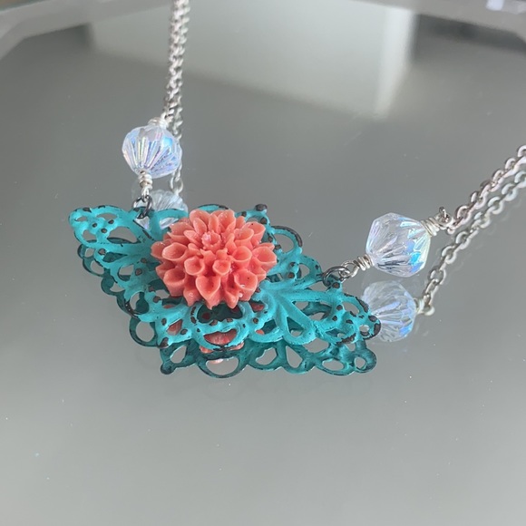 Flower on Lace Necklace - Picture 4 of 8